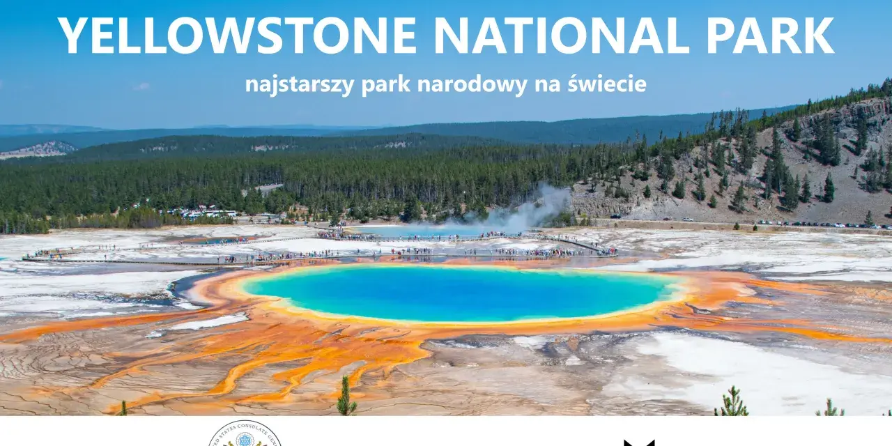 Widok na gorące źródło Grand Prismatic Spring w Parku Narodowym Yellowstone z turystami na drewnianych kładkach.