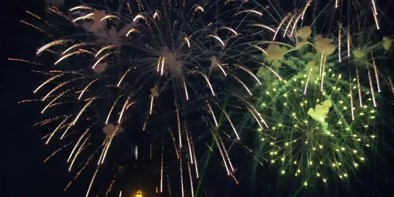 Sylwester nad morzem gdzie najlepiej? Fajerwerki rozświetlają nocne niebo nad latarnią morską, tworząc magiczny widok.