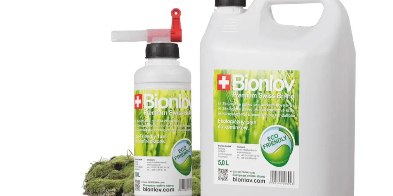 Dwa opakowania ekologicznego paliwa do biokominków Bionlov, jedno 10L, drugie 5L, z zielonym logo "Eco Friendly".
