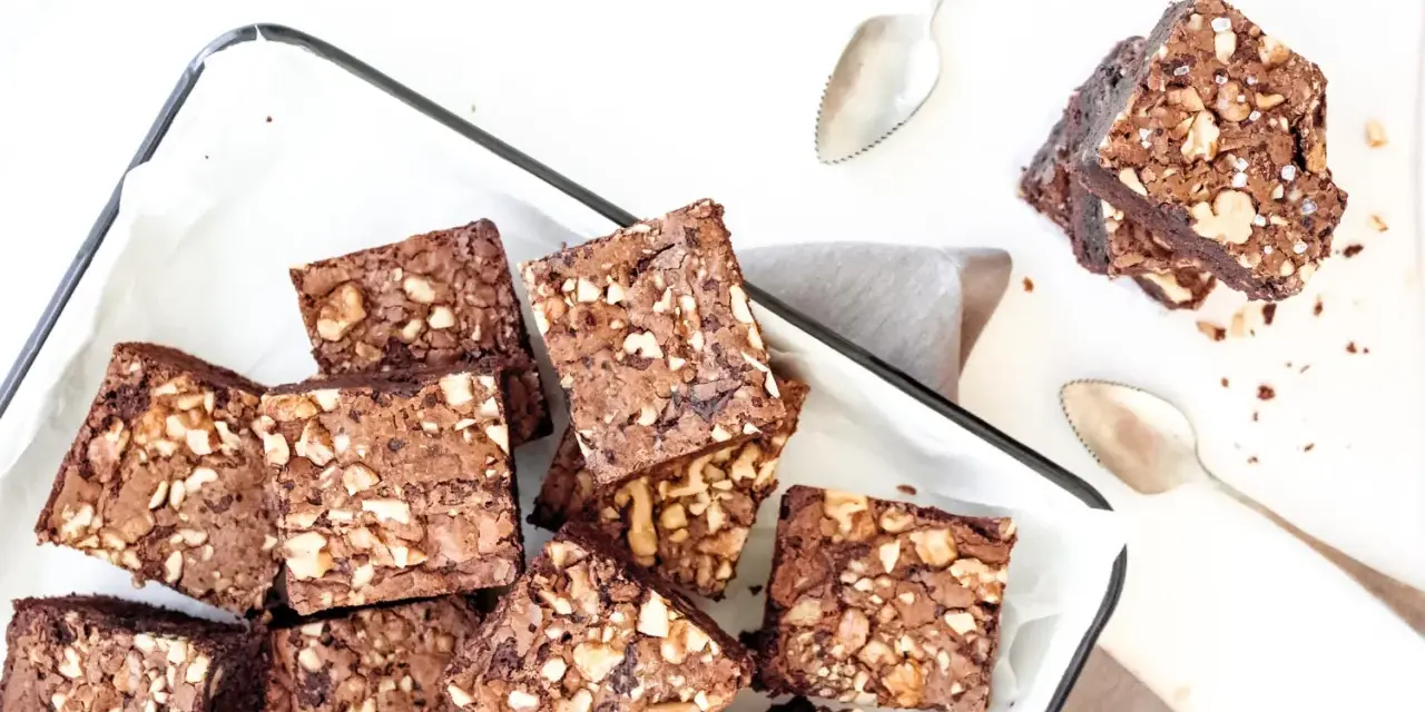 Deliciosos trozos de brownie con nueces, listos para disfrutar.