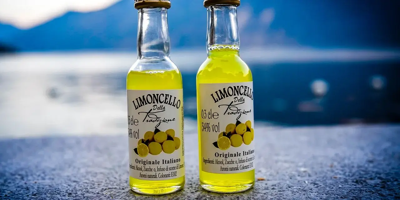 Dwie małe buteleczki limoncello Della Tradizione, idealne do degustacji. Jak pić limoncello? Schłodzone, prosto z lodówki!