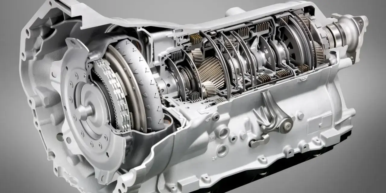Przekrój skrzyni biegów ZF 8HP, stosowanej w wielu samochodach, ukazujący jej złożoną budowę z elementami hydraulicznymi i mechanicznymi.