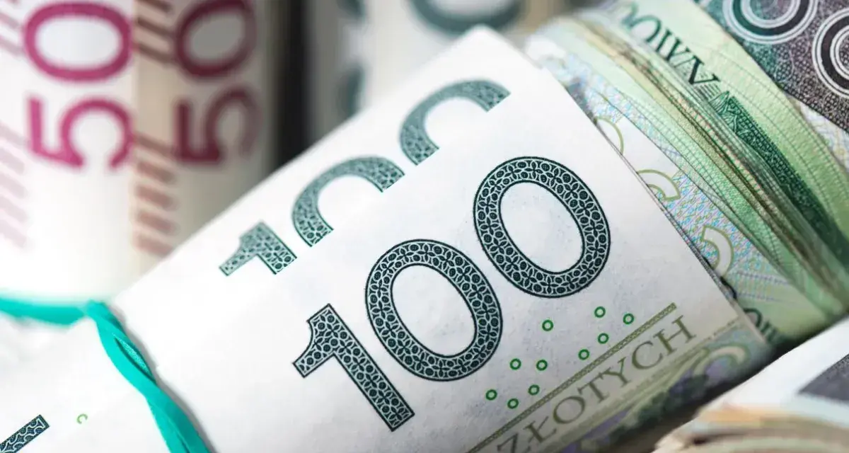 Zwijane banknoty 100 zł i 50 zł związane gumką.