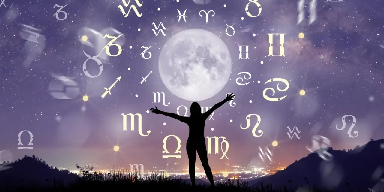 Sylwetka osoby z rozłożonymi rękami pod księżycem i znakami zodiaku. Może to być wizualizacja, gdy **bliźnięta kiedy urodziny** świętują pod gwiazdami.