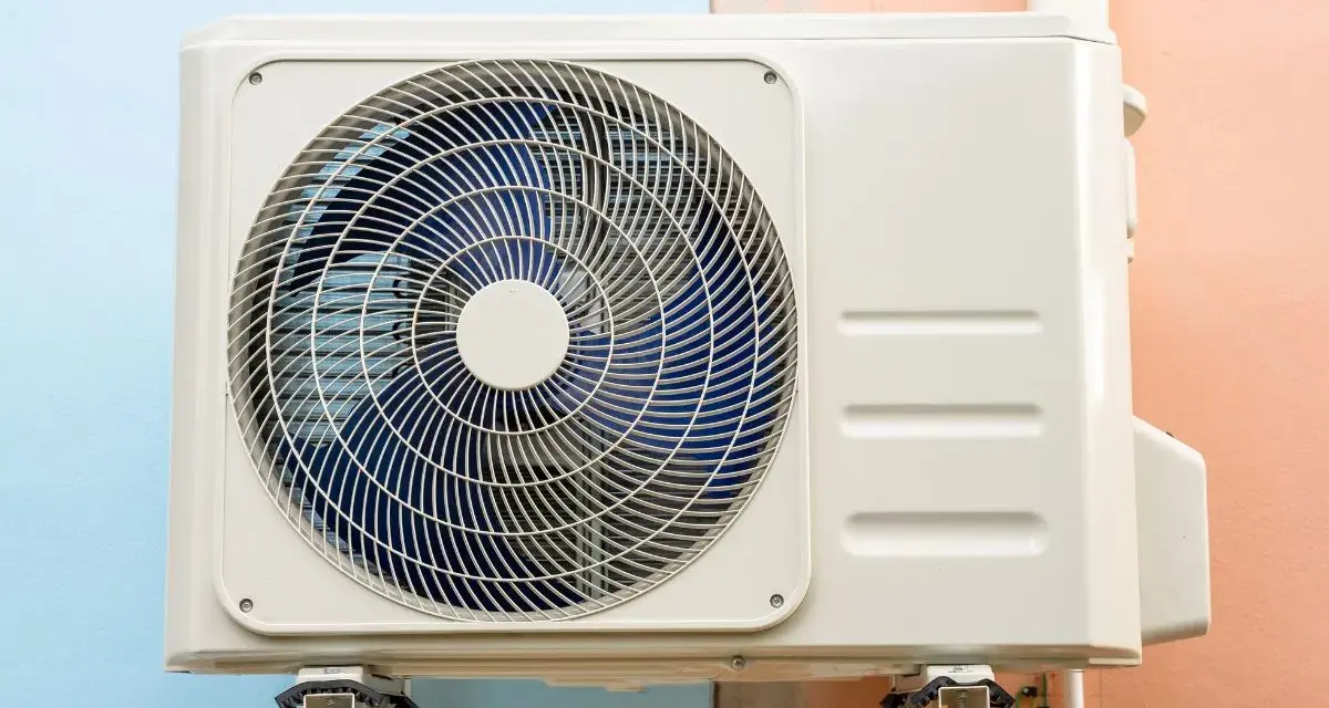 Unità esterna di climatizzatore, un'alternativa efficiente alle caldaie senza gas per il riscaldamento e raffrescamento.