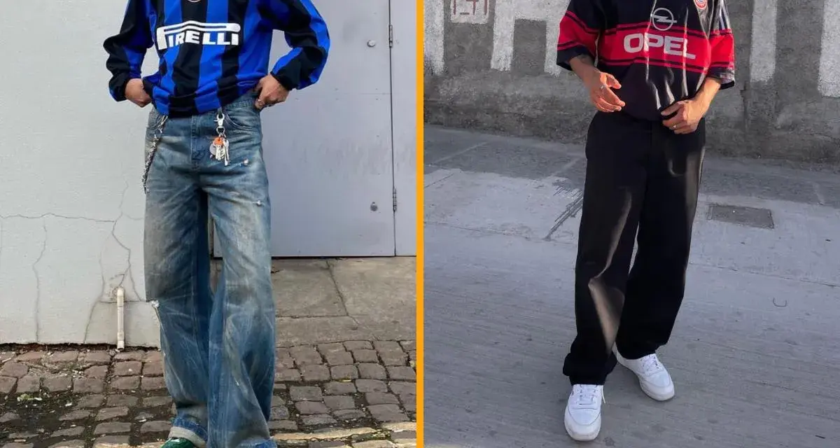 Dos jóvenes muestran outfits de blokecore: uno con jersey de fútbol vintage y jeans anchos, el otro con camiseta retro y pantalones negros.