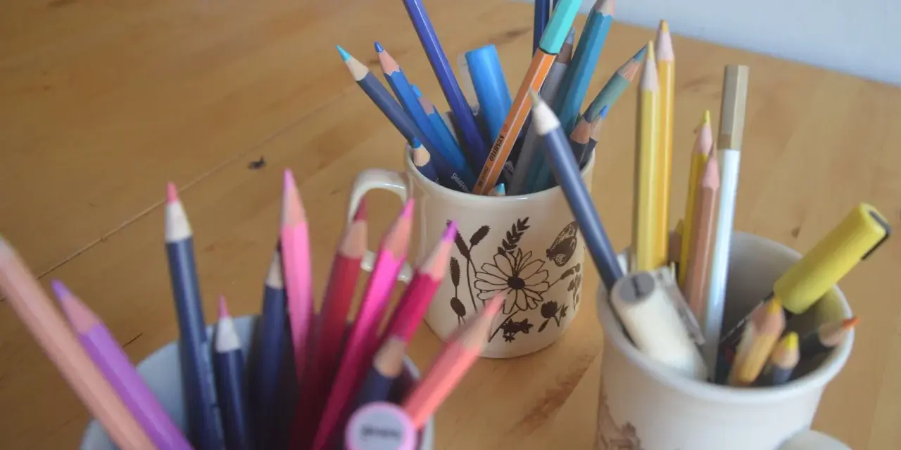 Färgglada pennor i muggar, redo för nya rit tips. En härlig samling för kreativitet.