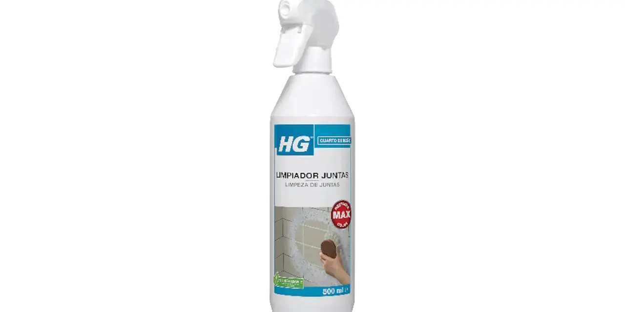 Botella de limpiador HG para limpiar juntas del suelo. Muestra una mano frotando juntas con un cepillo.