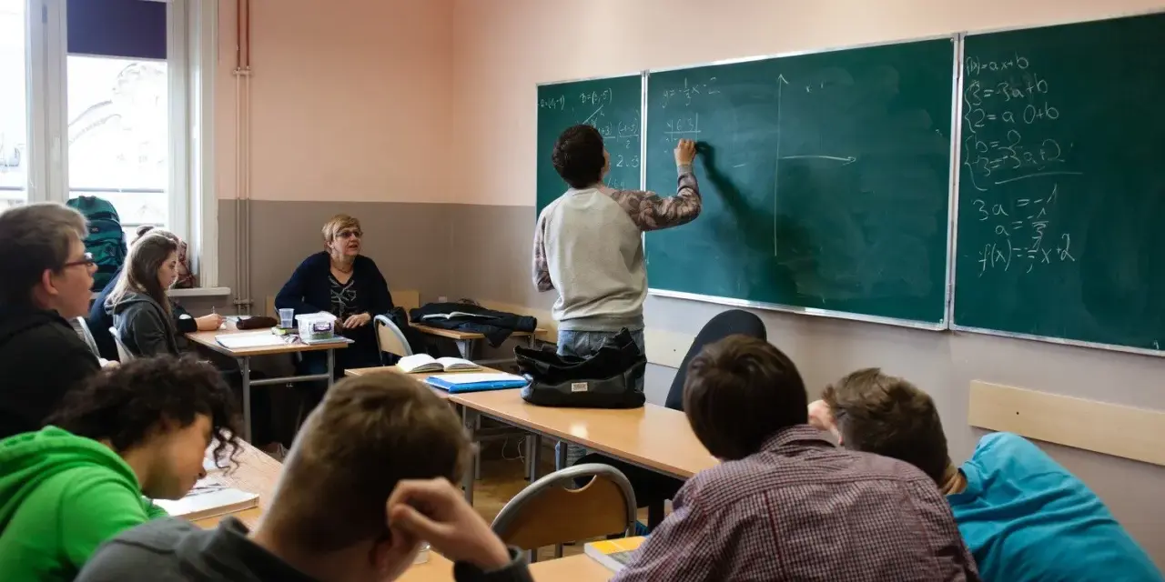 Pełnoletni uczeń a oceny: Czy zablokujesz rodzicom dostęp?