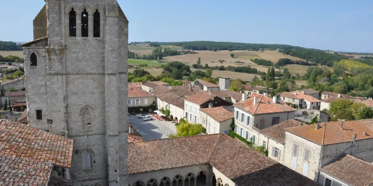 Vue aérienne d'un village médiéval avec une église romane et ses cloîtres, idéal pour visiter le Gers en 3 jours.