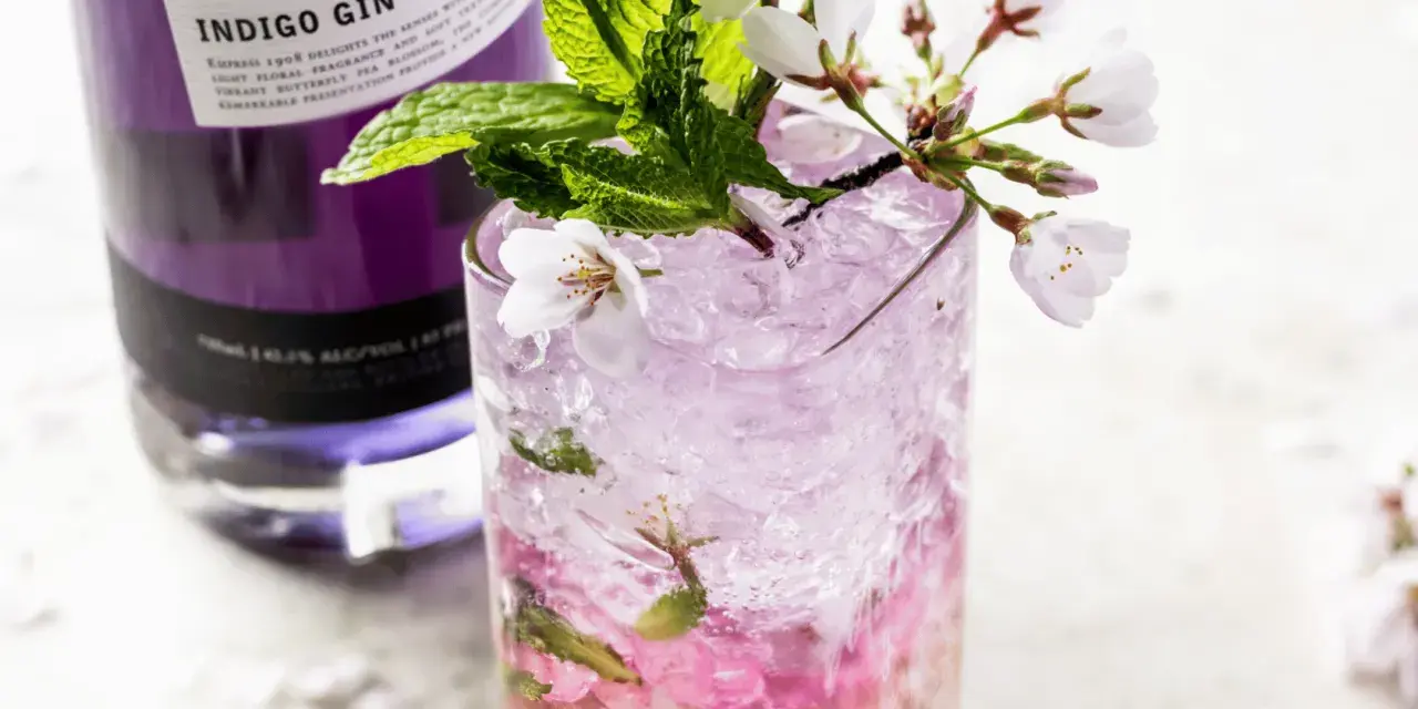 Przepis na drink "Broken Plane" z ginem Indigo. Orzeźwiający koktajl z lodem, miętą i kwiatami wiśni.