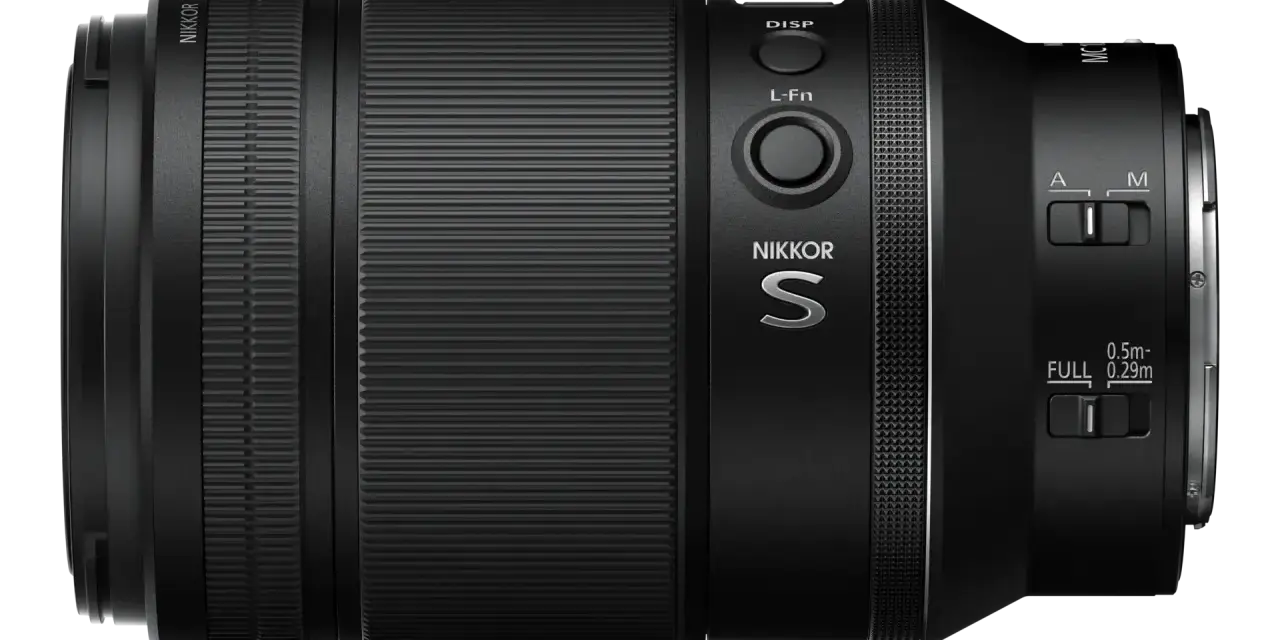 Objectif NIKKOR S noir avec boutons DISP, L-Fn, sélecteurs A/M et de mise au point. Le vr signification est la stabilisation optique.