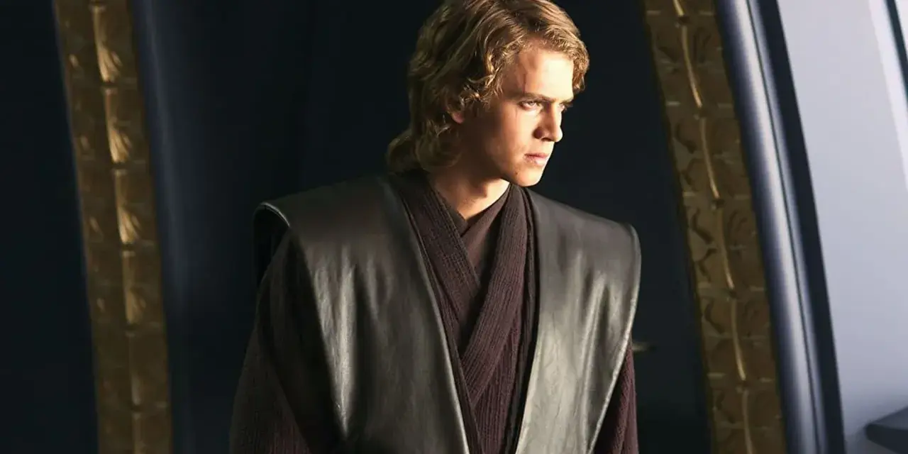 Hayden Christensen nei suoi film e programmi TV, qui nei panni di Anakin Skywalker, con un'espressione pensierosa.