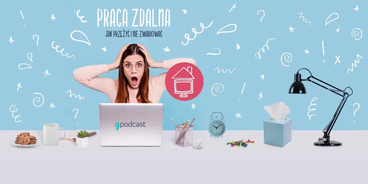 Przerażona kobieta przy biurku, symbolizująca chaos pracy w domu. Na biurku laptop, kubek, ciasteczka, lampka i budzik.