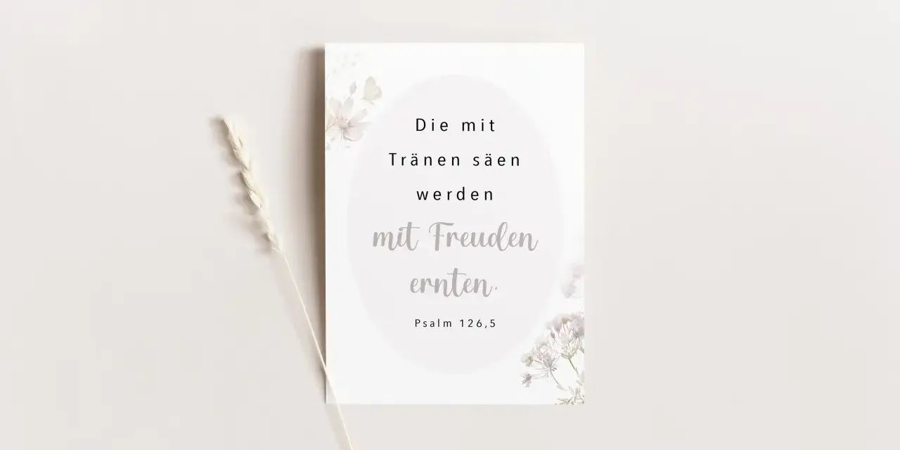 Karte mit Spruch: "Die mit Tränen säen, werden mit Freuden ernten." Psalm 126,5. Zarte Blumen und ein Grashalm.