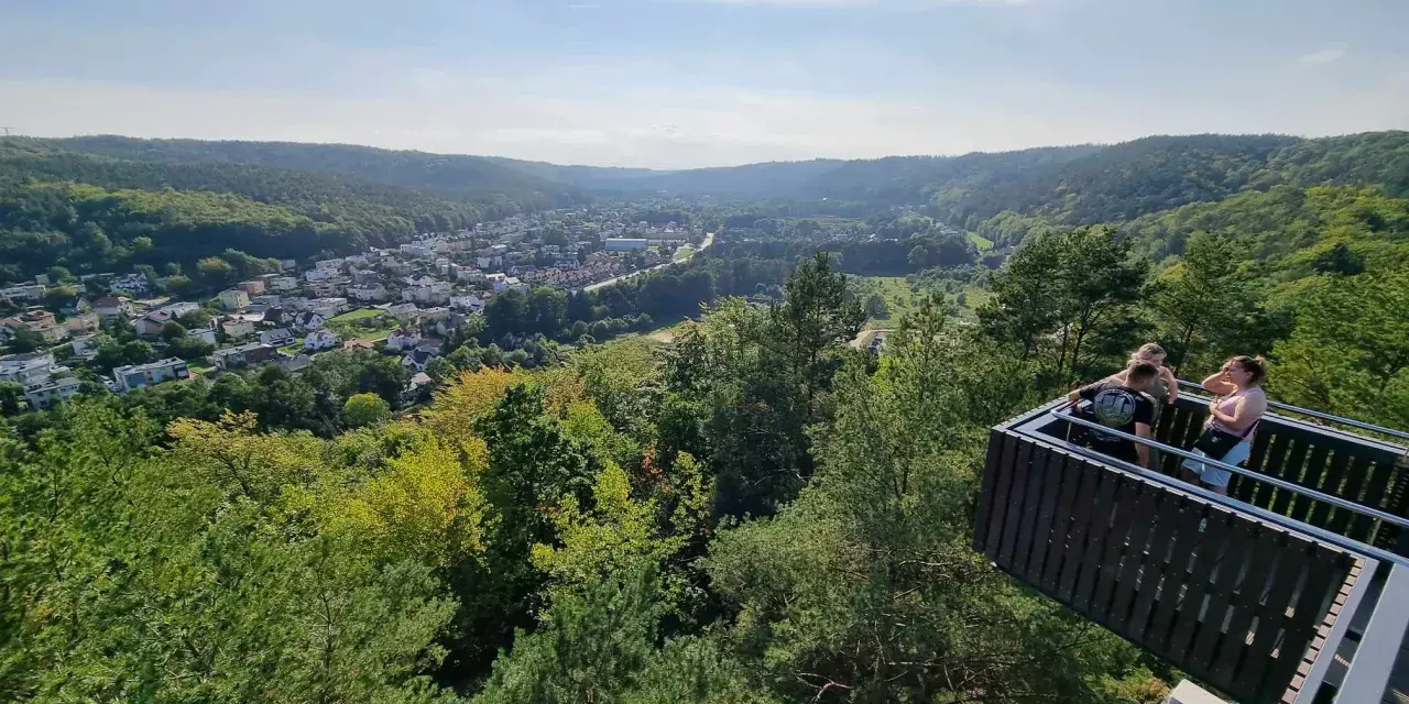Widok z platformy na górze Markowca w Rumi. W dole rozciąga się miasto otoczone zielonymi wzgórzami.