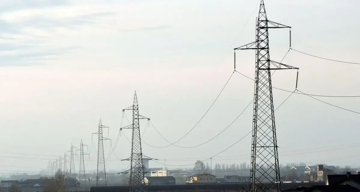 Linia wysokiego napięcia 110 kV biegnie przez krajobraz. Zachowanie bezpiecznej odległości od niej jest kluczowe dla ochrony.