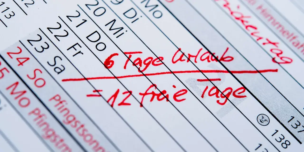 Kalenderblatt mit roten Markierungen: "6 Tage Urlaub = 12 freie Tage". Betriebsferien und Urlaubstage sind geplant.