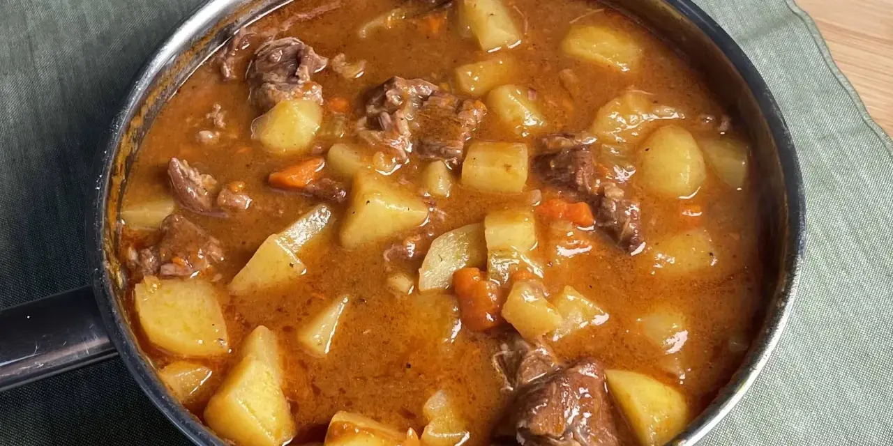 Un saporito spezzatino con patate, un classico spezzatino con patate ricetta della nonna, cotto lentamente in un tegame.