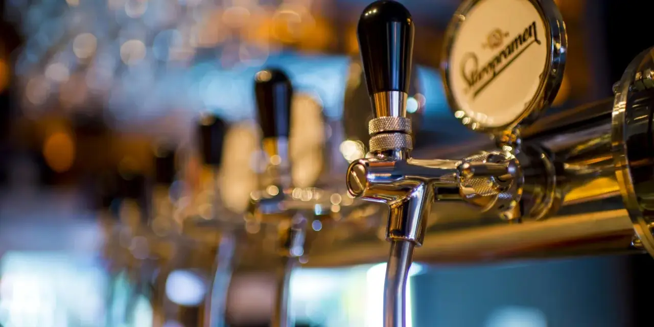 Grifos de cerveza en un bar, listos para servir. Un detalle que evoca el ambiente de un traspaso de bar exitoso.