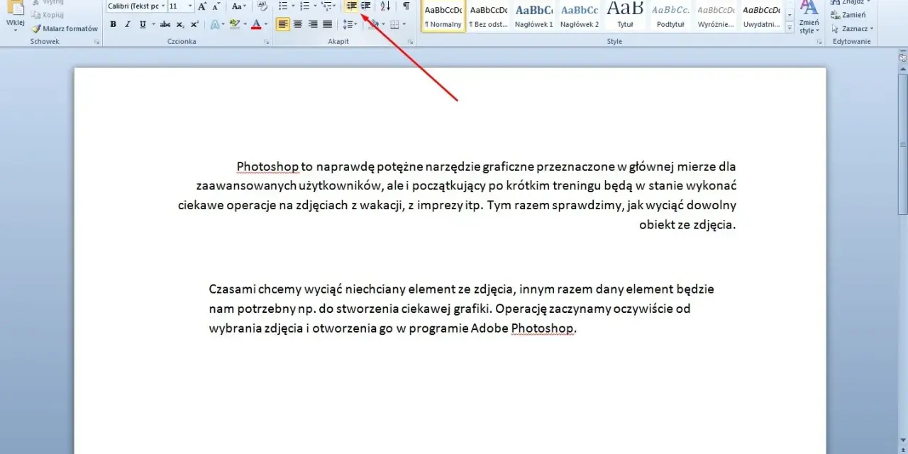 Jak zrobić akapit w Wordzie? Wskazówka na pasku narzędzi pokazuje opcje formatowania tekstu, w tym wyrównanie i interlinia.