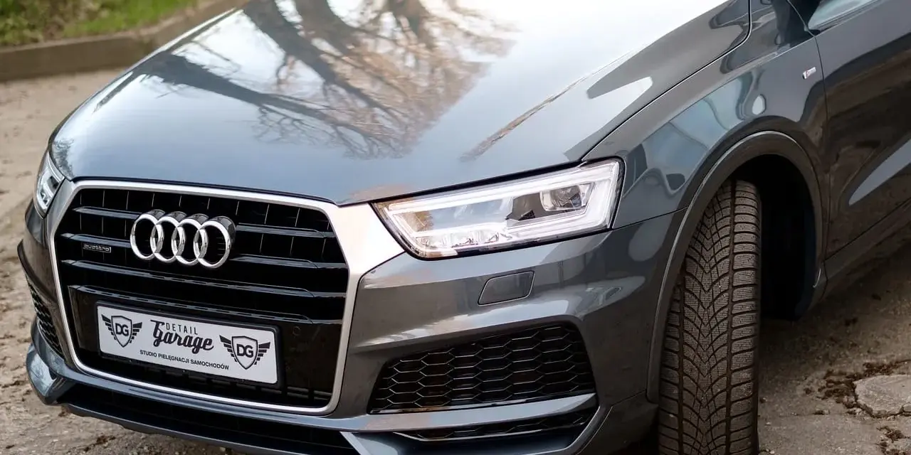 Szary Audi Q3 z napędem quattro. Zastanawiasz się afr co to? To system napędu na cztery koła, zapewniający doskonałą przyczepność.
