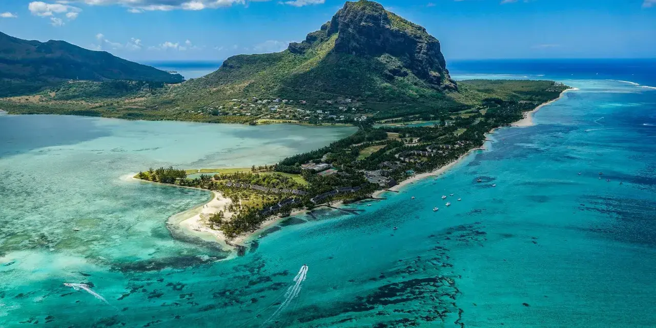 Mauritius w lipcu: słoneczna pogoda, turkusowa woda i majestatyczna góra Le Morne. Idealne warunki do wypoczynku.