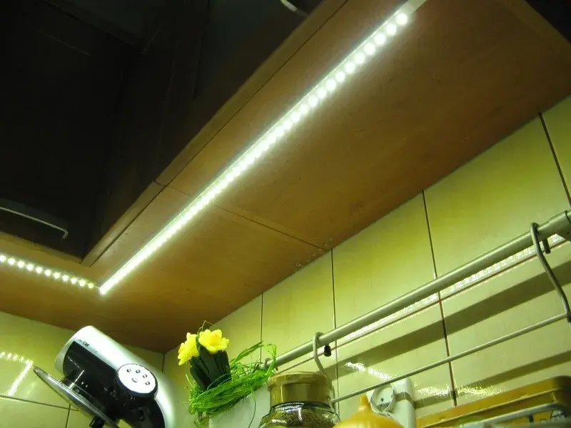 Jak zamontować taśmę LED w kuchni - proste kroki i cenne wskazówki