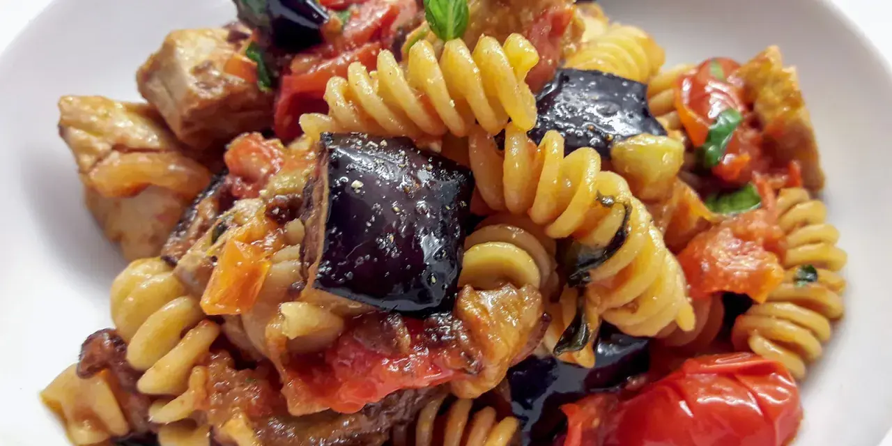 Fusilli con pesce spada, melanzane, pomodorini e basilico. Un piatto estivo saporito e colorato.