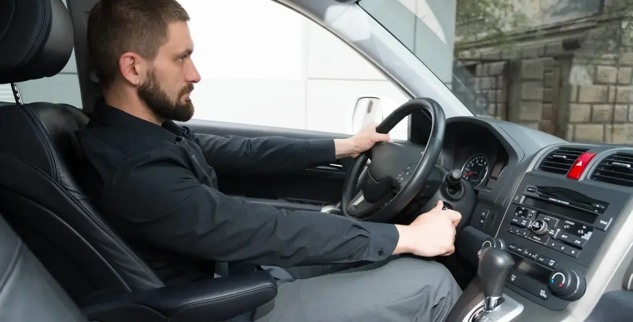 Mann im Auto versucht zu starten, bemerkt aber keine Anlasser Symptome. Der Motor dreht nicht.