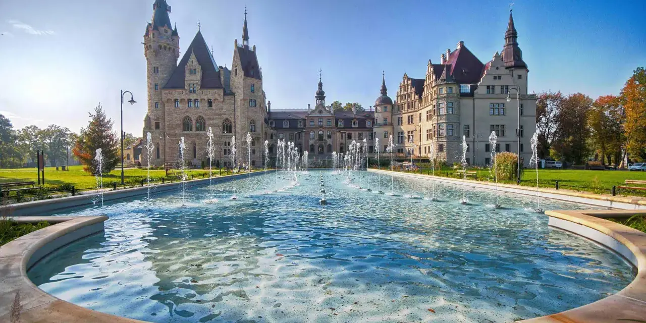 Zamek Moszna z fontannami, wspaniałe moszna atrakcje.