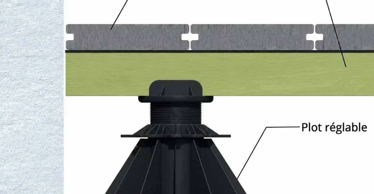 Détail d'une terrasse sur plot bois : lames, lambourdes et plot réglable, montrant la structure surélevée.