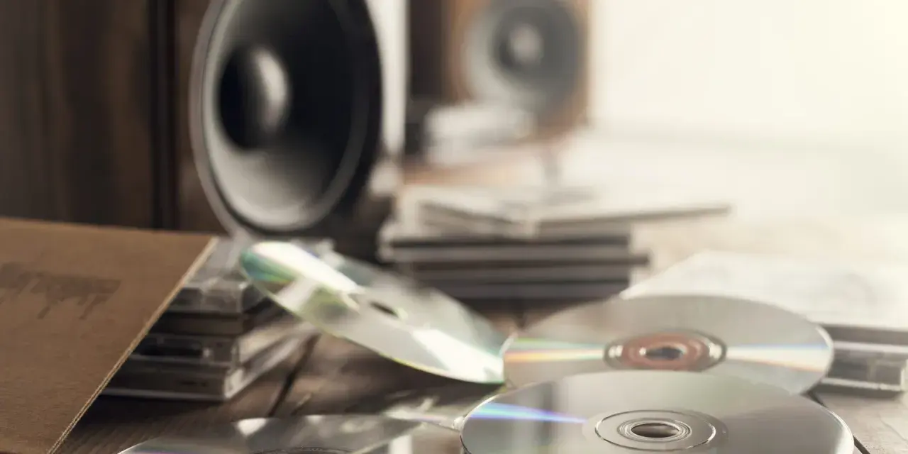 Płyty CD i głośniki na drewnianym blacie. Czy to epka, co to za format?