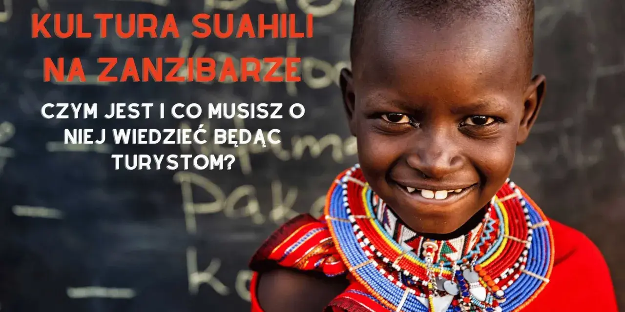 Uśmiechnięty chłopiec w tradycyjnej biżuterii na Zanzibarze, gdzie językiem urzędowym jest suahili. Poznaj kulturę wyspy.