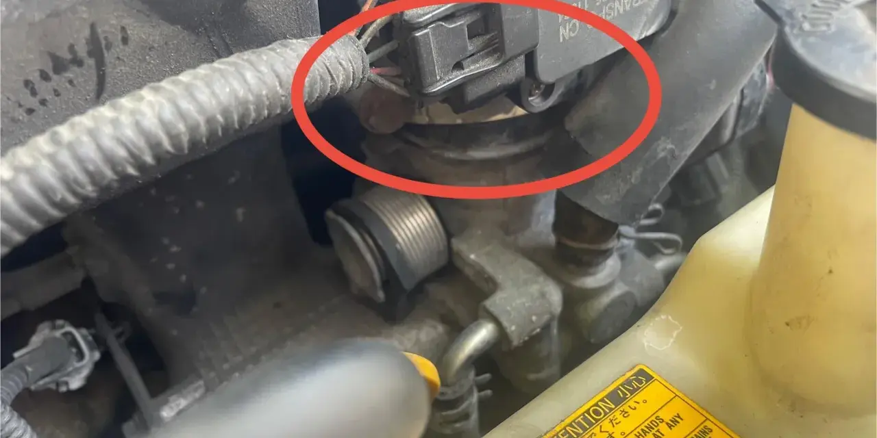 Silnik Toyoty z błędem DTC P0171. Czerwone kółko wskazuje na przepustnicę, potencjalną przyczynę problemu.