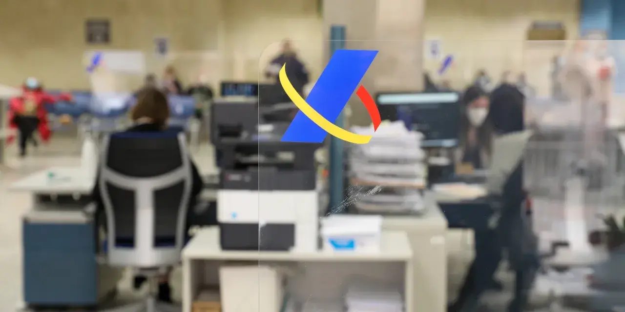 Oficina con logo de Hacienda. Personas trabajando, una persona con disfraz de superhéroe. Se acerca el momento del segundo pago de la renta.