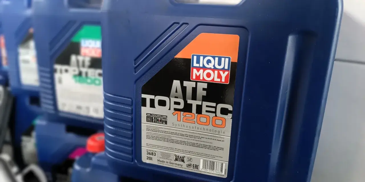 Niebieski kanister z płynem do skrzyni biegów ATF Top Tec 1200 od Liqui Moly.