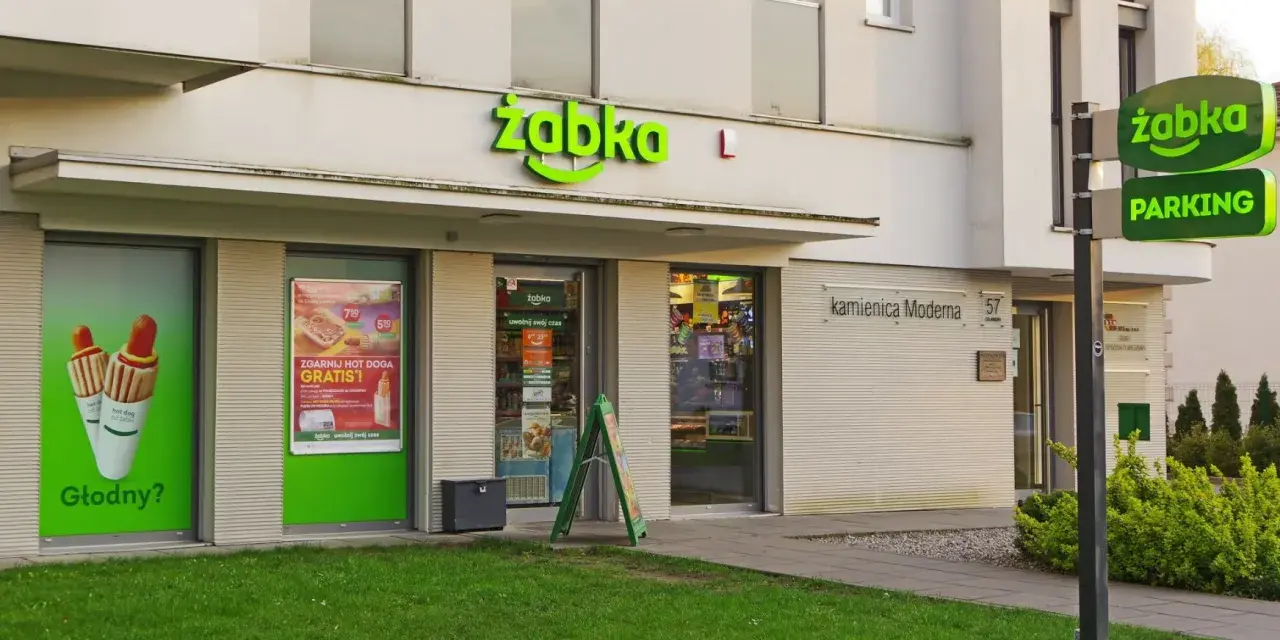 Zarobki w Żabce 2026: Ile na rękę? Stawki, premie, fakty.
