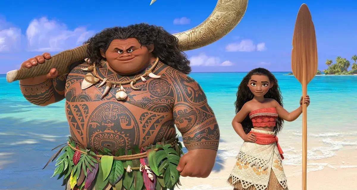 Maui i Moana, postacie z bajek Disneya dziewczyny, stoją na plaży. Maui ma hak, a Moana wiosło.