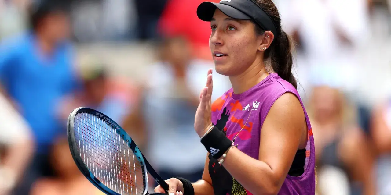Jessica Pegula, tenisistka w fioletowej koszulce, z rakietą w dłoni, skupiona na meczu.