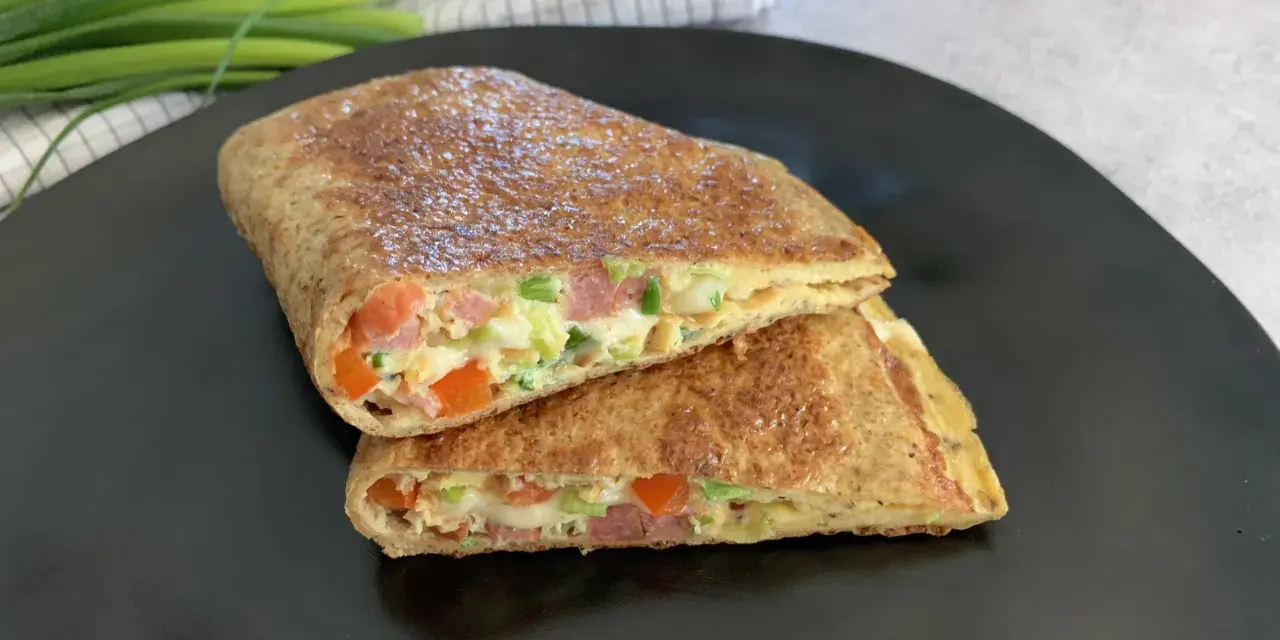 Złocista keto tortilla z jajkiem, warzywami i wędliną. Idealny pomysł na szybkie śniadanie lub lunch.