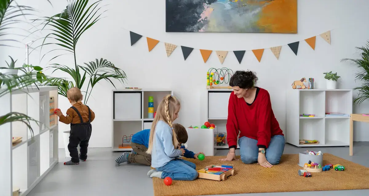 Bambini giocano in una stanza colorata, con scaffali pieni di giochi. Ottime idee stanza giochi bambini per un ambiente stimolante.