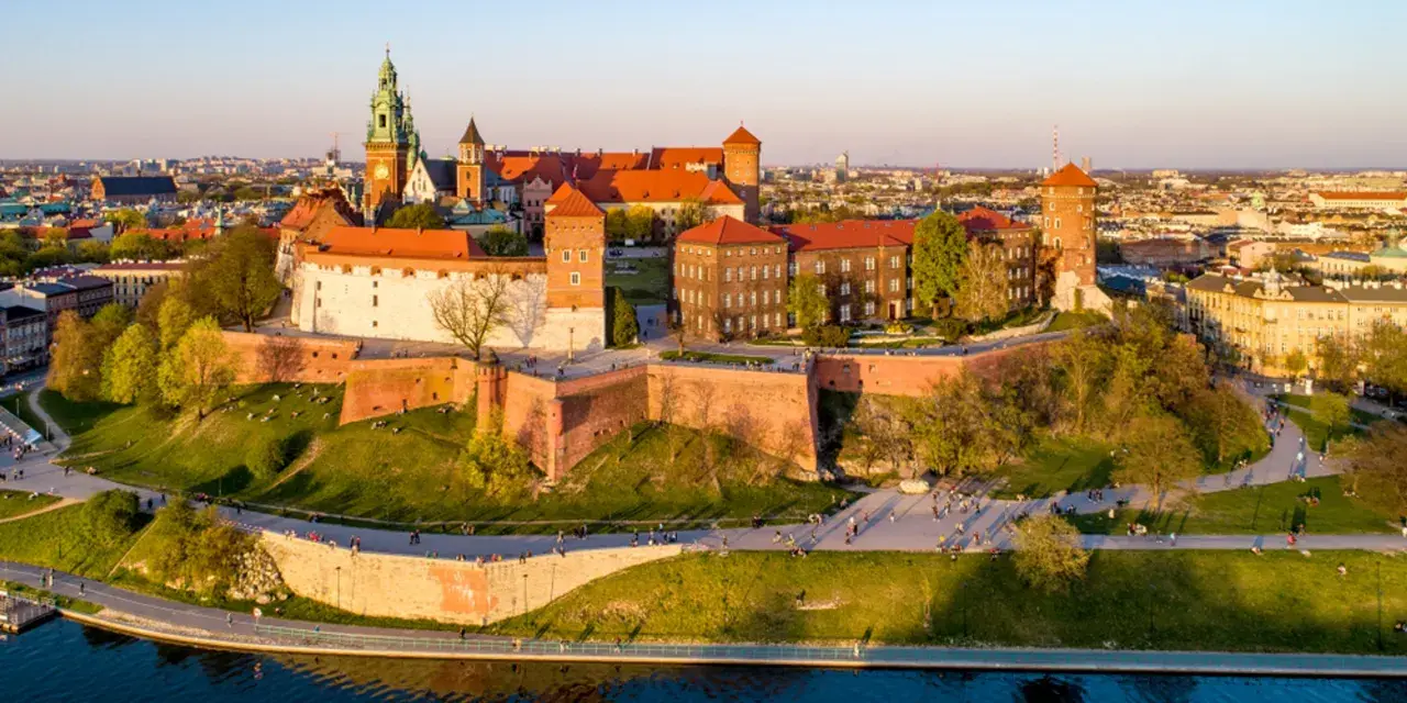 Zamek Królewski na Wawelu, serce Krakowa, drugiej stolicy Polski, w blasku zachodzącego słońca.