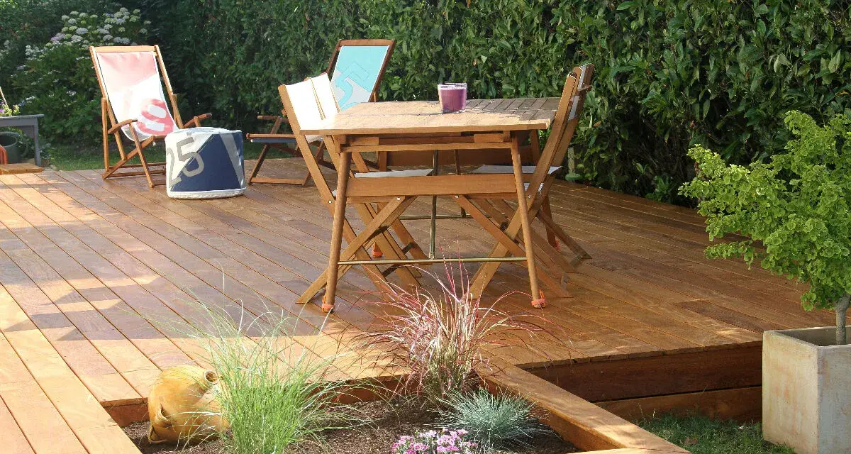 Terrasse en bois avec mobilier de jardin. Idéal pour calculer le prix pose terrasse bois sans fourniture.