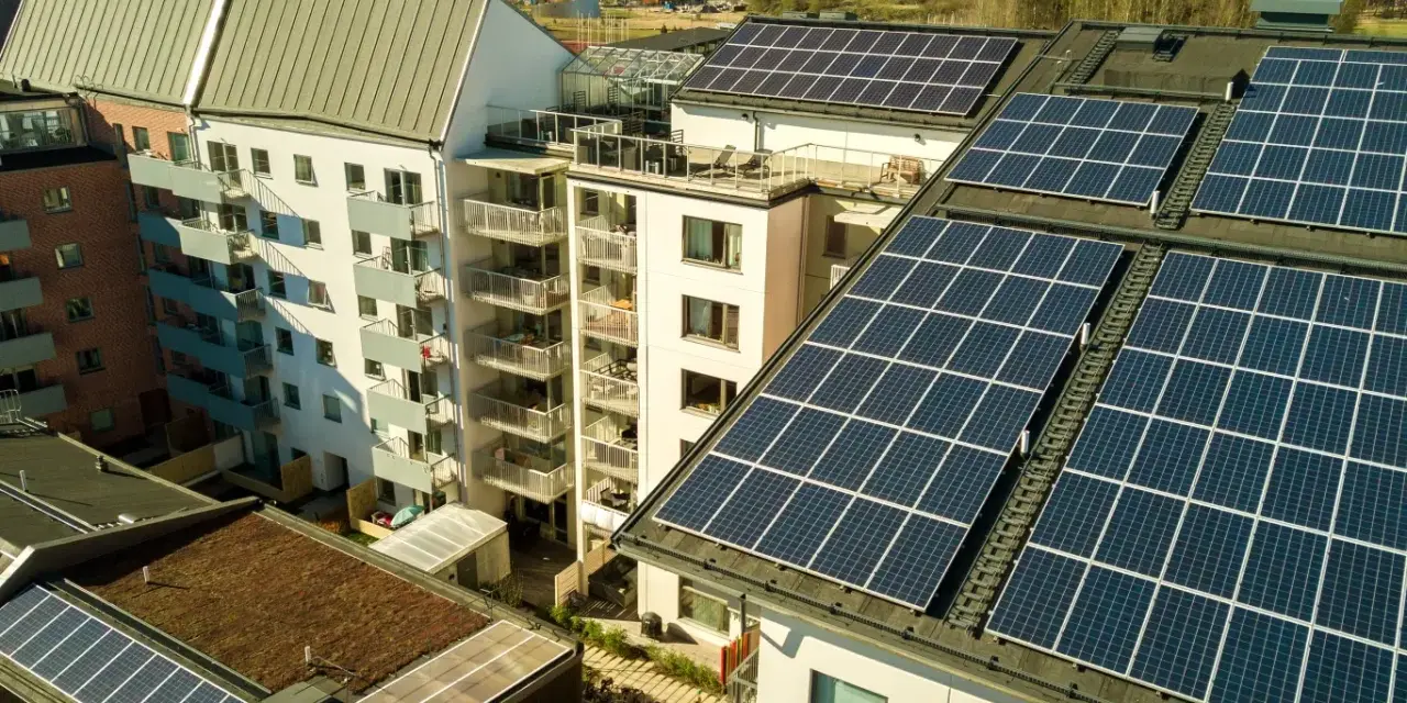 Dachy budynków mieszkalnych pokryte panelami słonecznymi. Mieszkańcy są prosumentami lokatorskimi, czerpiąc energię ze słońca.