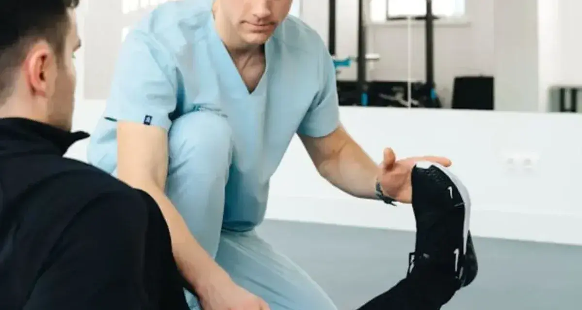 Fizjoterapeuta sportowy pomaga pacjentowi w ćwiczeniach. Zastanawiasz się, ile zarabia fizjoterapeuta sportowy?