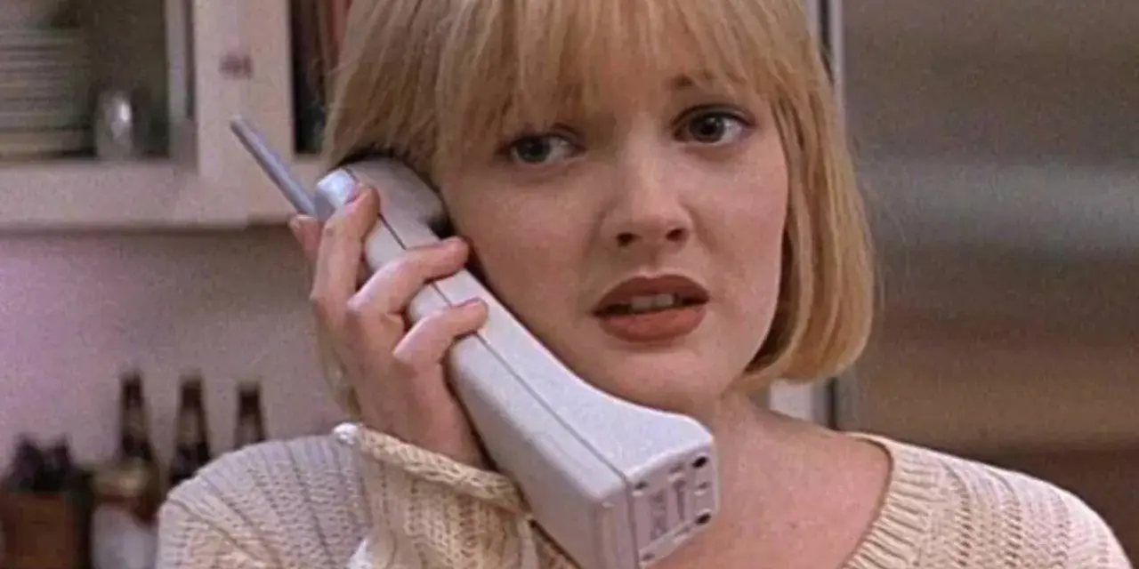 Blondynka z przerażeniem odbiera telefon, jakby właśnie usłyszała, że ktoś ją "zombieinguje".