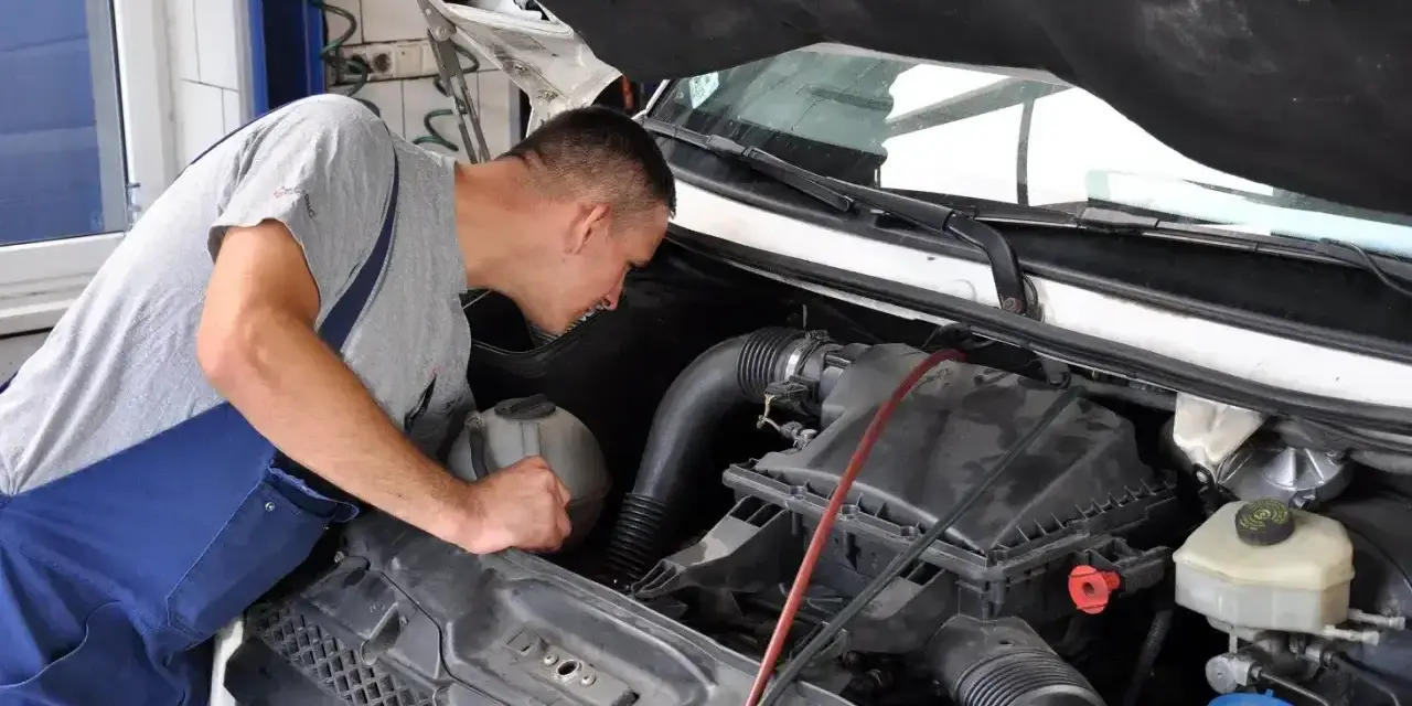 Mechanik bada silnik, szukając przyczyn opóźnionej reakcji na gaz diesel.