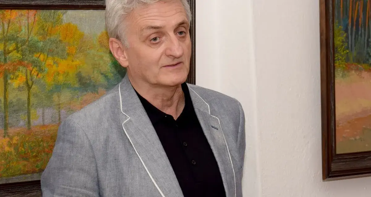Włodzimierz Sławosz Dębski, artysta, prezentuje swoje jesienne pejzaże.