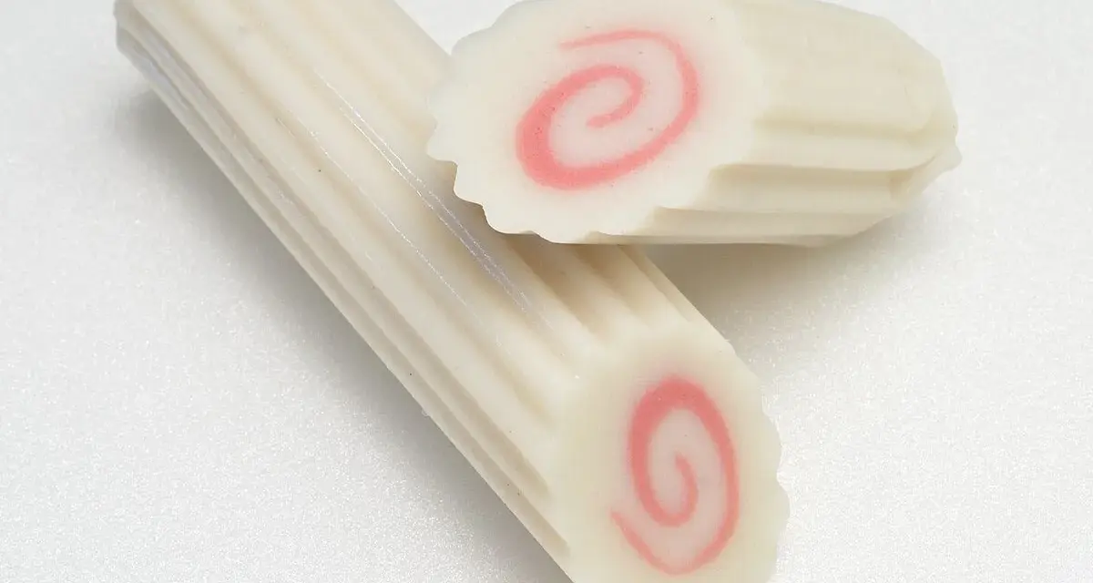 Dwa kawałki narutomaki, japońskiej rybnej pasty z różową spiralą w środku.